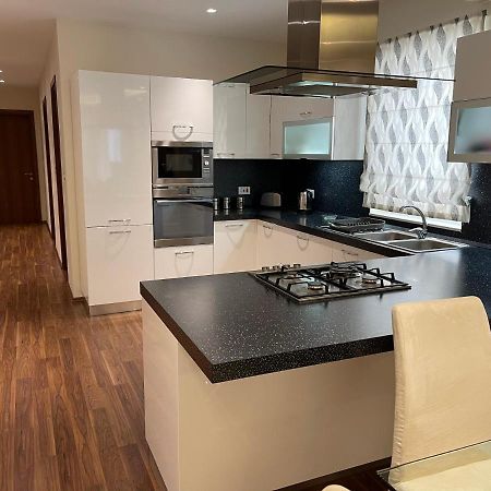 Modern Finished Apartment With Natural Light Сент-Полс-Бей Экстерьер фото
